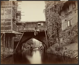 Srinagar; een brug over het Marqual-kanaal