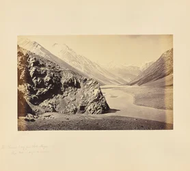 De Chandra-vallei vanuit Chota Shigri - Shigri-pieken in de verte