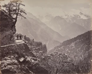 De hoge Himalaya. Gezicht op de nieuwe weg tussen India en China. Mount Pangi met de besneeuwde toppen van China in de verte
