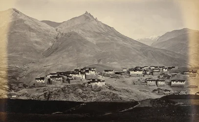 Het dorp Kibber, Spiti, met Chikkim in de verte