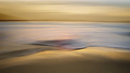 Vage zonsondergang boven de oceaan