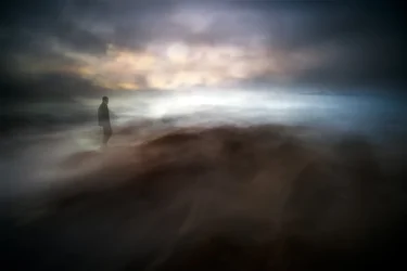 Eenzame figuur, mistige horizon
