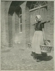 Vrouw met twee manden, Foto van Reizen in Europa en Noord-Afrika