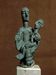 Nuragische cultuur (nuraghi), Sardinië: bronzen beeldje van de Moedergodin die een dode krijger ondersteunt. Uit Urzulei bij Nuoro. 8e-7e eeuw v.Chr. Cagliari, Nationaal Archeologisch Museum, Sardinië, Italië