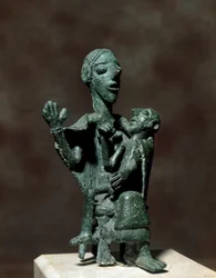Nuraghische cultuur (nuraghi), Sardijns: bronzen beeldje van de Moedergodin met haar zoon. 8e-7e eeuw v.Chr. Cagliari, Museo Nazionale Archeologico, Sardinië, Italië