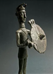 Nuraghische cultuur (nuraghi), Sardijns: bronzen beeldje van een krijger met een schild. 8e-7e eeuw v.Chr. Museo Nazionale Preistorico Etnografico 