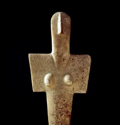 Sardijnse nuragencultuur (nuraghi): kalkstenen beeldje van een moedergodin, idool van het Cycladische type, uit Senorbì (regio Trexenta), daterend uit de pre-nuragische periode (20e eeuw v.Chr.), Eneolithicum. Afmetingen: 42 cm. Cagliari, Museo Nazionale