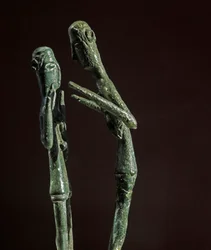 Nuraghische cultuur (nuraghi), Sardijns: gebeeldhouwde groep bronzen worstelaars. 8e-7e eeuw v.Chr. Cagliari, Museo Nazionale Archeologico, Sardinië, Italië