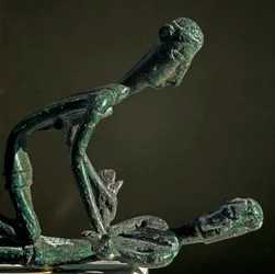Sardijnse nuragencultuur (nuraghi): beeldengroep van bronzen worstelaars. Van de Monte Arcosu. 8e-7e eeuw v.Chr. Cagliari, Museo Nazionale Archeologico, Sardinië, Italië