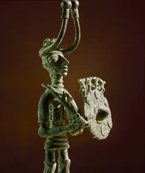 Nuragische cultuur (nuraghi) Sardinië: beeldje van een krijger met een schild en een bronzen zwaard. 8e-7e eeuw v.Chr. Cagliari, Museo Nazionale Archeologico, Sardinië, Italië