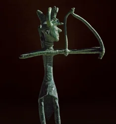 Nuragische cultuur (nuraghi) Sardinië: beeldje van een krijger die een bronzen boog trekt. 8e-7e eeuw v.Chr. Cagliari, Museo Nazionale Archeologico, Sardinië, Italië