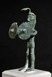 Nuraghische cultuur (nuraghi), Sardijns: beeldje van een demonisch wezen, gewapend met een dubbel bronzen schild. 8e-7e eeuw v.Chr. Cagliari, Museo Nazionale Archeologico, Sardinië, Italië