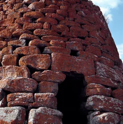 Uitzicht op de ingang van de Nuraghe Montecodes in Macomer