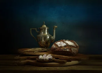 Rustiek brood en theepot
