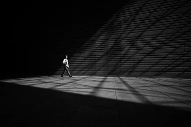 Man in zonlicht en schaduw