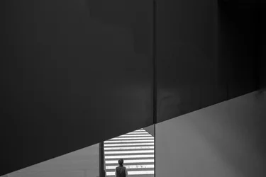 Eenzame figuur – Stedelijke geometrie