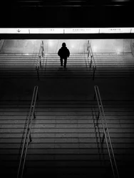 Eenzame wandeling naar beneden