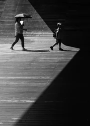Wandelen in licht en schaduw