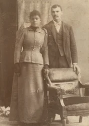 Foto van een Afro-Amerikaans stel achter een stoel, circa 1890