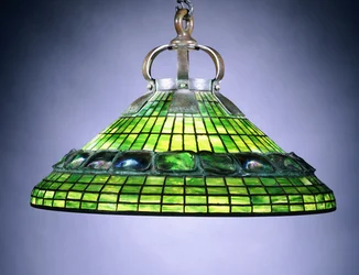 Een Glas-in-loodschildpadtegel en Bronzen Kroonluchter
