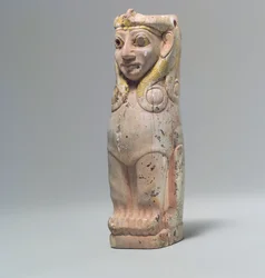 Meubelsteun: vrouwelijke sfinx met Hathor-stijl krullen, c.18e eeuw v.Chr. (nijlpaardivoor, goudfolie)