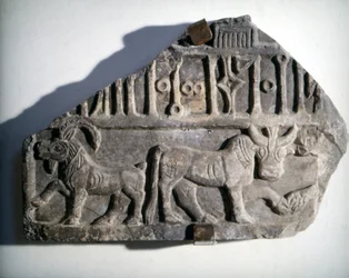Zuid-Arabische kunst: bas-reliëf met schrift waarop dieren zijn afgebeeld. Museo Nazionale Romano, Rome.