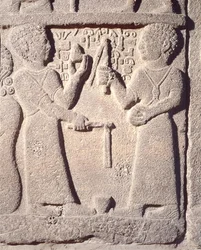Reliëf van twee jongens die met een tol spelen, uit Carchemish, Turkije
