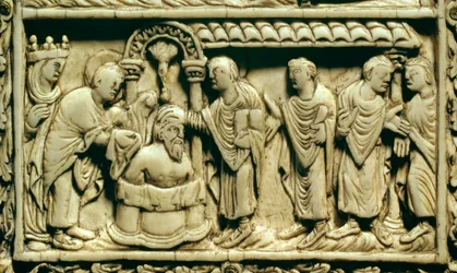 Karolingische kunst: detail: de doop van Clovis I (466-511) in aanwezigheid van koningin Clothilde op 25/12/498. 9e eeuw. Amiens, Museum van Picardië.