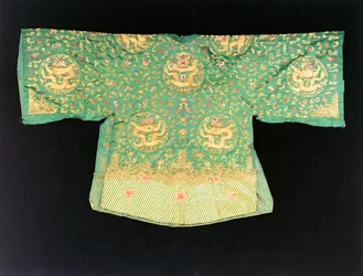 Een Chinese drakenjas van olijfgroene satijn