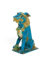 Een massief tegelfiguur van een zittende boeddhistische leeuw, Ming of vroege Qing-dynastie