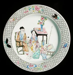 Een famille rose eierschaal schotel, c.1730