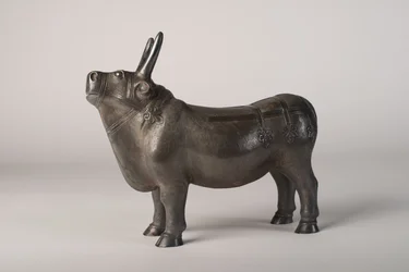 Stier (zilver met gegraveerde en repoussé decoratie)