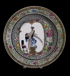Chinese kunst: keramisch bord van de roze familie versierd met vogels en bloemen. Qianlong Reg (1736-1795). Parijs, Musée Guimet, Nationaal Museum voor Aziatische Kunsten