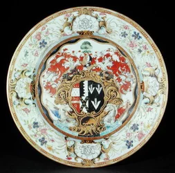 Dinerbord geschilderd in famille rose email in de Rococo stijl met de wapens van Leake Okeover Esq., Kangxi periode (1662-1722)