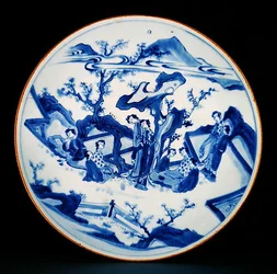 Schaal beschilderd in onderglazuur blauw met figuren van dames, Overgangsperiode, ca. 1640