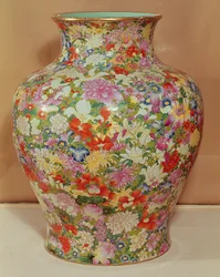 Famille Rose vaas met een mille fleurs decoratie, Qianlong Dynastie