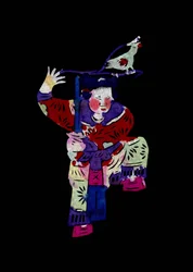 Vrouwelijk personage met zwaard en vogel. Geschilderd papierknipsel of "Jian Zhi", Chinese volkskunst, Pekin.