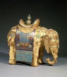 Beeld van een olifant, met emaille versieringen en koraal en turquoise cabochons, zadelkleed versierd met boeddhistische symbolen, Chien Lung Periode, c.1780