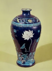Ming vaas met driekleurige decoratie