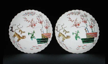 Paar schotels versierd met famille verte email in Kakiemon-stijl, Kangxi-periode