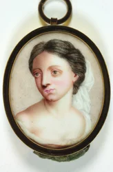 Een dame in een witte decollete jurk