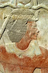 Oud Egypte, Muur schildering/gravure, Een Farao, dragend de Atef kroon, Karnak Tempel, Luxor