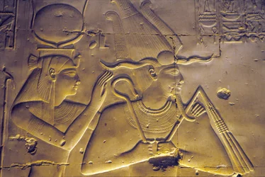 Oude Egypte, Muur schildering/gravure, Godin Isis omhelst haar zittende echtgenoot, Osiris, Tempel van Seti I, Abydos