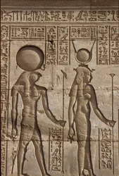 Oud Egypte, Muur schildering/gravure, Horus en Isis ontvangen een offer van de farao, Tempel van Hathor, Dendera