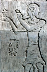 Oud Egypte, Muur schildering/gravure, Priester gekleed in een luipaardhuid, offert wierook, Tempel van Sebek en Horus Kom Ombo