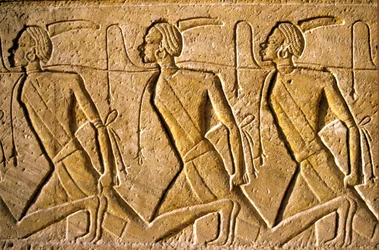 Oud Egypte, muurschildering/gravure, rij van gevangenen die het Kushitische volk vertegenwoordigen, afgebeeld als Afrikaans, die zijn verslagen door Ramses II, Tempel van Ramses II, Abu Simbel