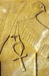 De Horusvalk die de Ankh draagt, symbool van leven, Karnak Tempel, Luxor