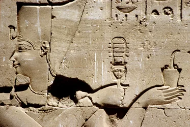 Oud Egypte, Muur schildering/gravure, De farao Ptolemaeus schudt een sistrum en offert wierook, Tempel van Horus, Edfu