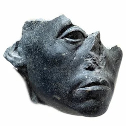 Oud-Egyptische kunst: hoofd van koning Sesostris III. Fragment van een standbeeld. Sculptuur van zwart graniet, circa 1900 v.Chr. (12e dynastie, circa 1963-1786). Parijs, Musée du Louvre