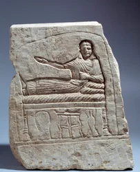 Oude Egyptische kunst: begrafenis stèle in kalksteen in de naam van Dame Artemis. (met laat banket) Uit Kom Abu-Billou (Abu Billou), Egypte. Hoogte 24 cm. Lage periode (3e eeuw n.Chr.). Parijs, Louvre museum